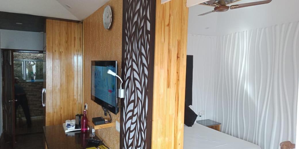 Blue Pine Resort Lansdowne Buitenkant foto