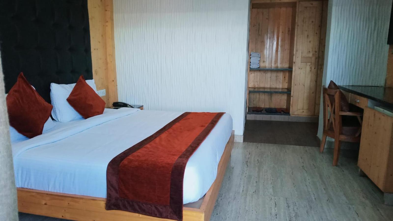 Blue Pine Resort Lansdowne Buitenkant foto