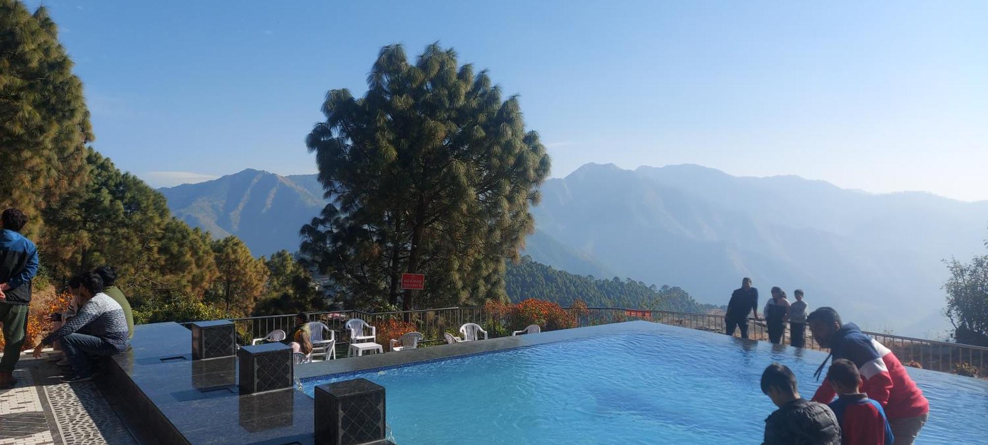 Blue Pine Resort Lansdowne Buitenkant foto